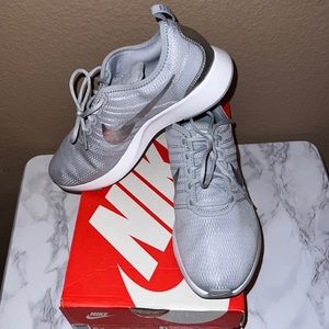 Nike Dualtone Racer Kids Size 5 Grey/Silver